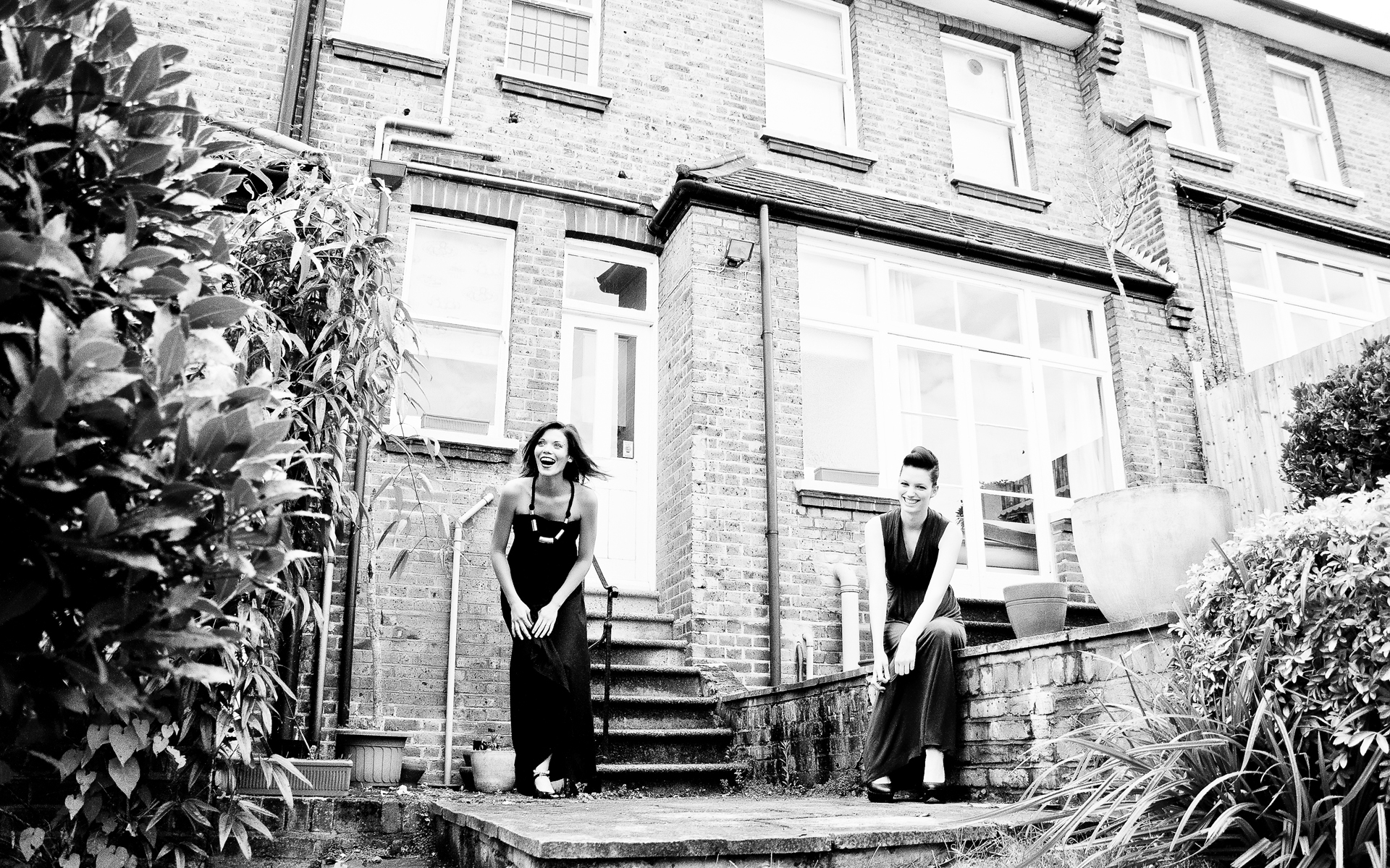 laughing-sisters-family-photograph-clapham-south